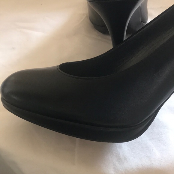 STUART WEITZMAN - Picture 8 of 11